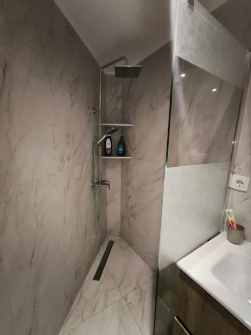 Floral Home 2 - 1St Floor Apt With Private Parking! Atenas Exterior foto
