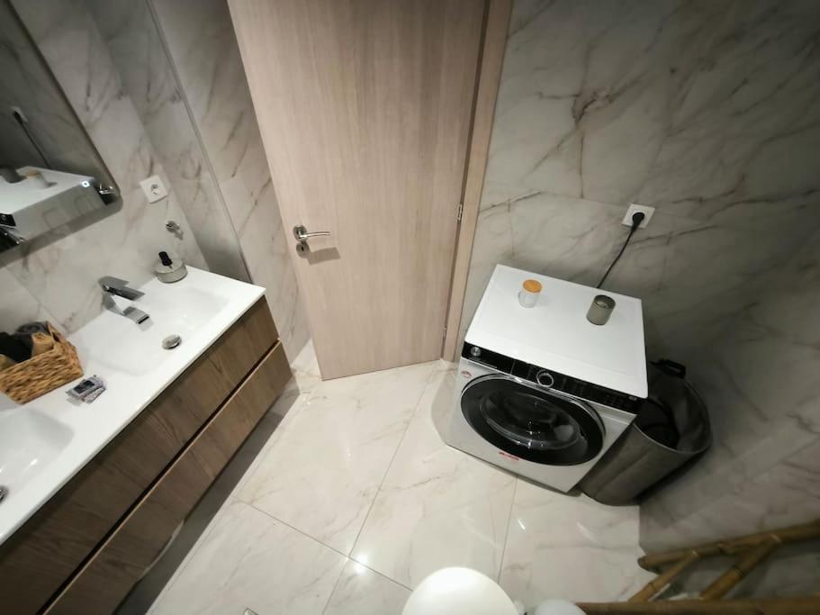 Floral Home 2 - 1St Floor Apt With Private Parking! Atenas Exterior foto