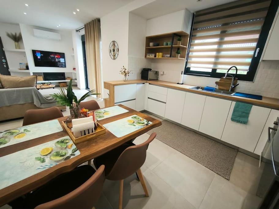 Floral Home 2 - 1St Floor Apt With Private Parking! Atenas Exterior foto
